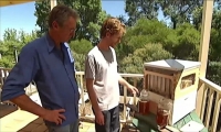 اختراع أسترالي لجمع العسل بطريقة مبتكرة